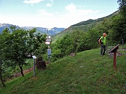 Uscendo da Monte Vecchio le indicazioni per Cursolo o  Monte Torriggia : a dx si inerpica il sentiero per il Monte